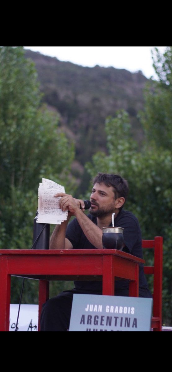 A Juan lo banca el Pueblo , los pobres , los descartados , los fisuras , los excluidos. los nadies, los grasitas .los orcos . 
Alégrense los puros de corazón porque pronto seremos felices!!!! ❤️

Hoy Juan presenta su libro en La Pampa . Falucho 530 . 19hs 
Los esperamos!