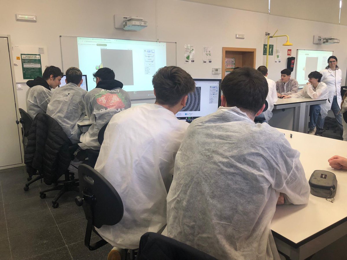 plafarreras's tweet photo. Durant aquests últims dies, l'alumnat de Física i Química del Batxillerat han tingut l'oportunitat de visitar laboratoris de la @UniBarcelona i de la @UABBarcelona per realitzar pràctiques. https://t.co/8v7XPbiqMB