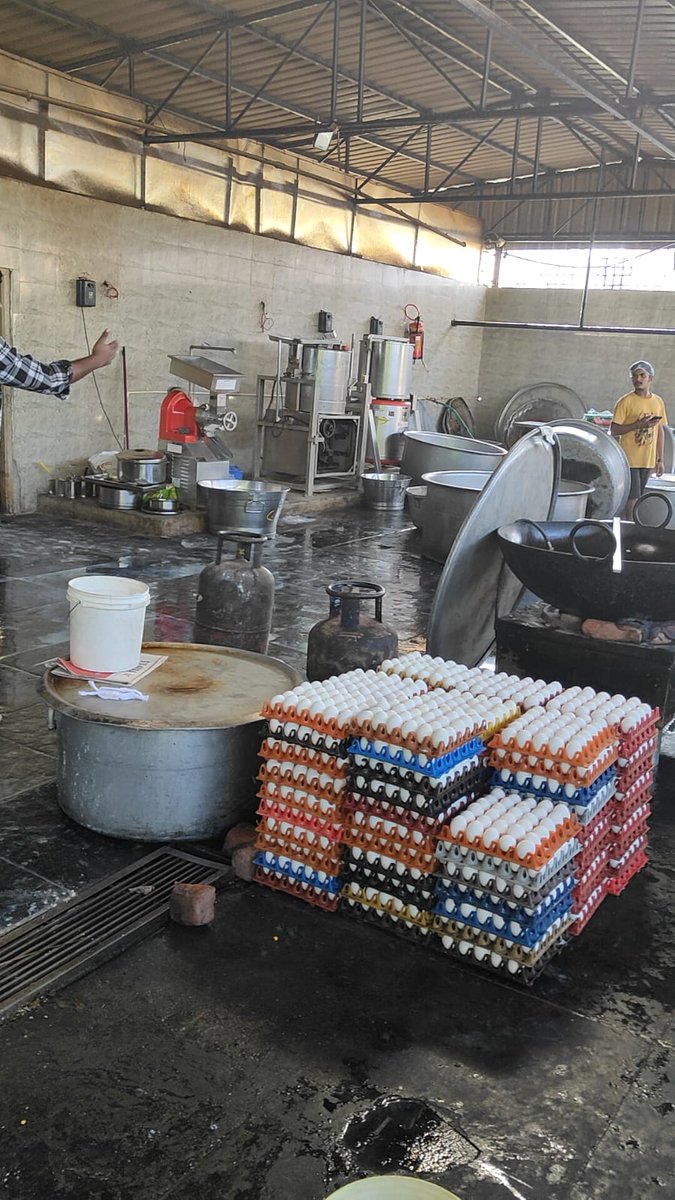 jsuryareddy's tweet image. #Hyderabad :

The Licence of the Central Kitchen of #SriChaitanya Educational Institutes, #Madhapur has been Suspended by the #FoodSafety officials.

Task force team of Food Safety (@cfs_telangana) conducted an inspection at 𝗖𝗲𝗻𝘁𝗿𝗮𝗹 𝗞𝗶𝘁𝗰𝗵𝗲𝗻 𝗼𝗳 𝗦𝗿𝗶…