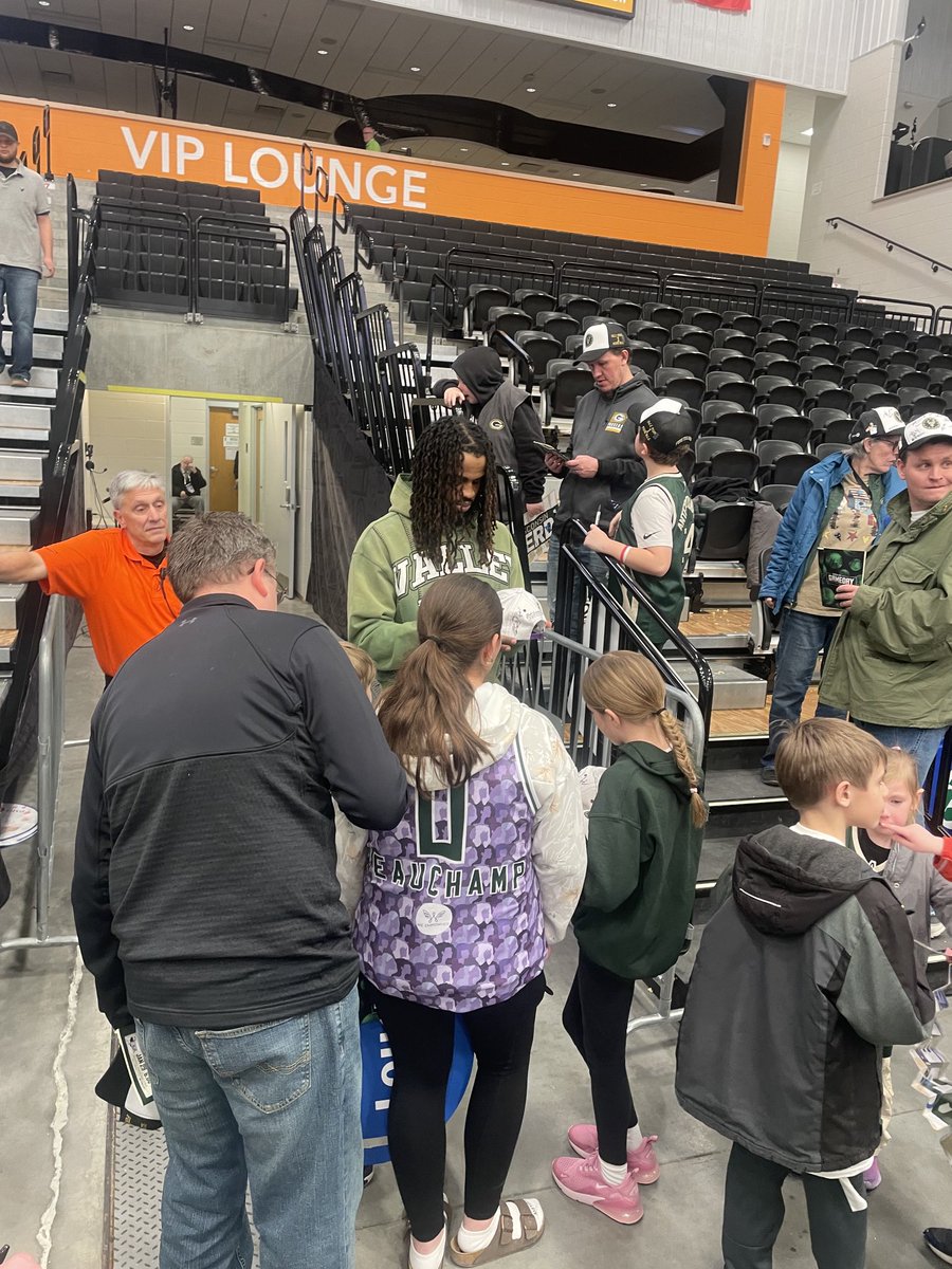 RHulse11's tweet image. To watch ⁦@0_murk⁩ play ball was fun! But to see him interact with the young fans was a blessing and made the former AD proud! ⁦@StCroixLutheran⁩