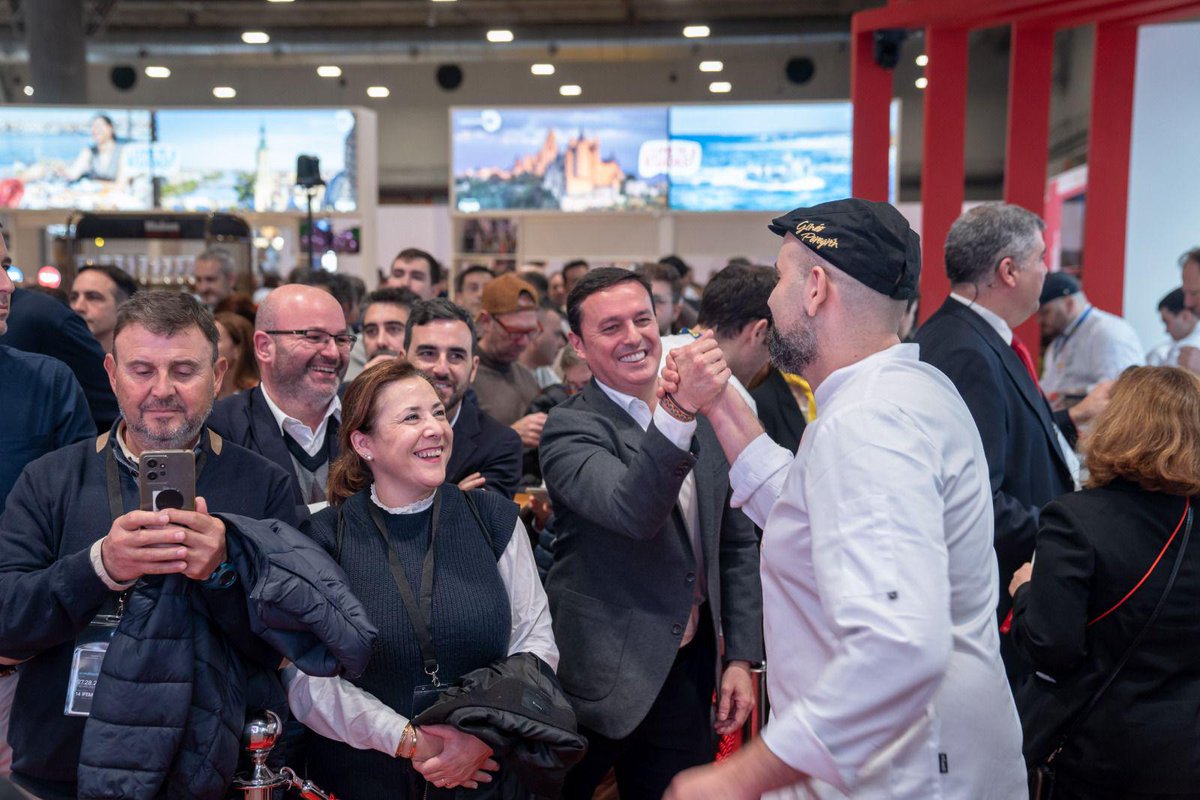 JaviAurelianoG's tweet photo. 🦐Los mejores productos y cocineros de España se encuentran en el stand de @saboresalmeria en @madridfusion 

👨‍🍳Gracias a nuestros 14 chefs que están difundiendo la calidad, variedad y versatilidad de la gastronomía y los productos almerienses. https://t.co/3tezjUrbnA