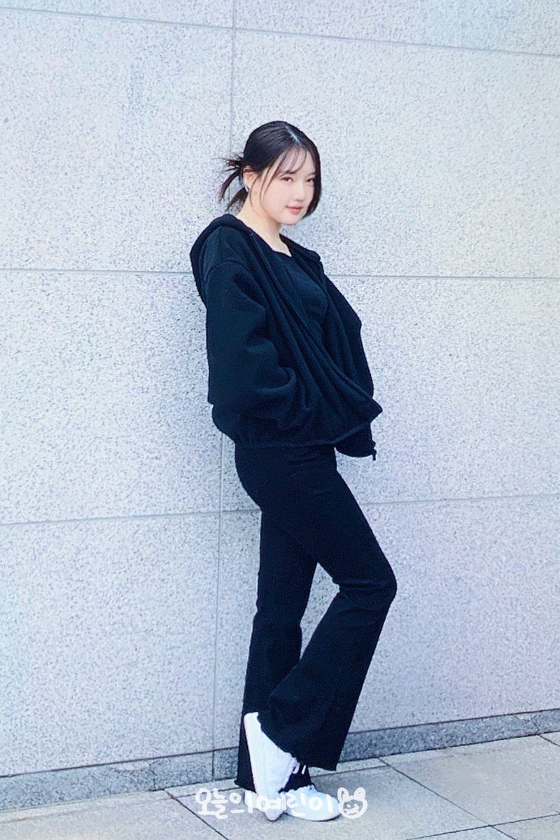 YerinHada0819's tweet photo. 250127 이뿌니 퇴근🖤 #예린 #YERIN https://t.co/FyQmEEZbtd