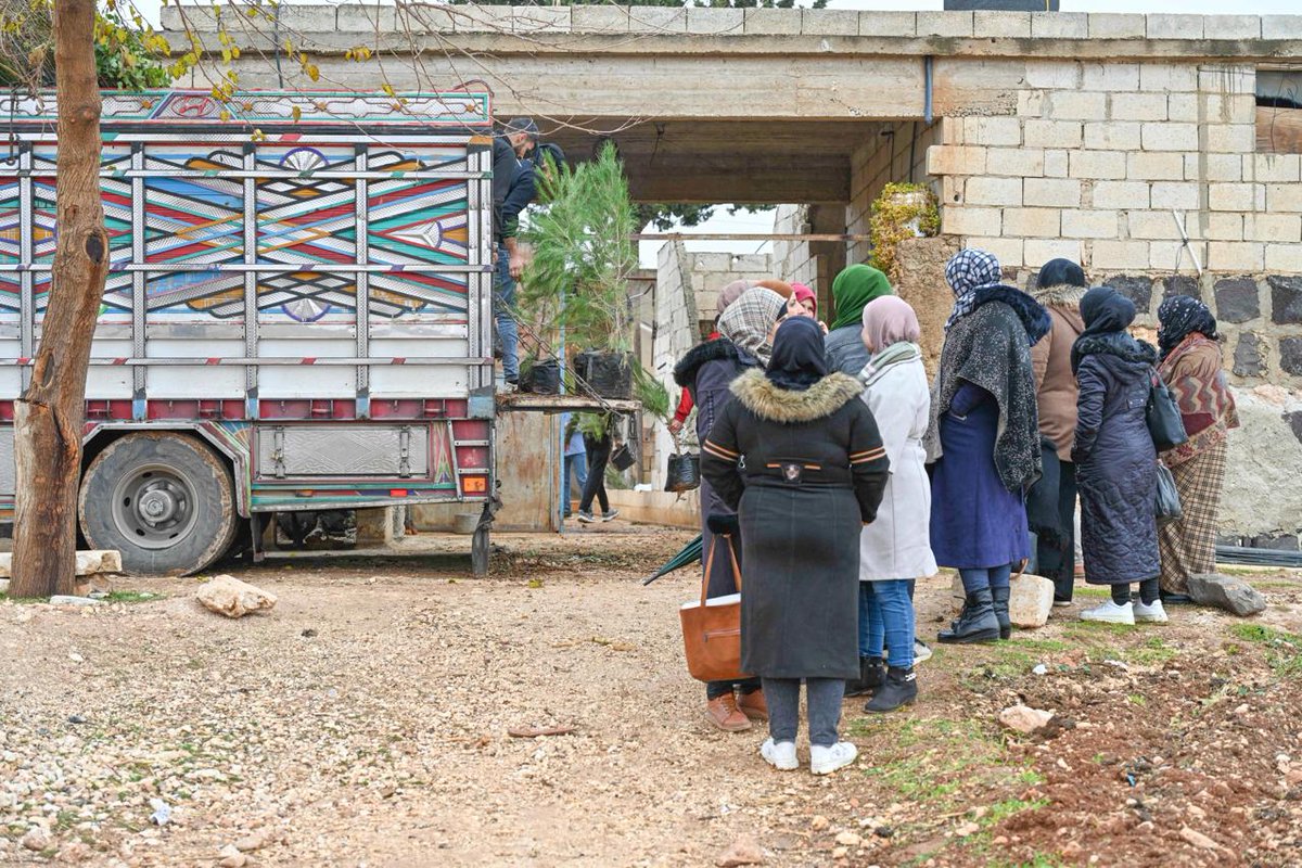 UndpSyria's tweet image. 💧&quot;Doing more with less.&quot; Women in rural #Aleppo are driving change with @UNDP climate initiatives, developing income-generating projects like water-saving irrigation &amp;amp; olive tree planting to benefit communities
🌿 Empowering women in #Syria
#FundingWindows🇩🇰
#BuildForwardBetter