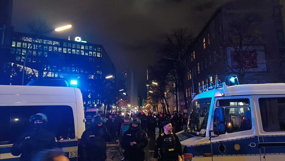 ende_gelande's tweet photo. #FckAxelSpringer
As fascists like #NoAfD @Alice_Weidel & @elonmusk meet with @Bundeskanzler Scholz and dozens of 'decisive' CEOs at 🇩🇪 right-wing yellow press corporation @axelspringer, #antifa takes the street so as to #disrupt the 💩 gala-dinner✊🏼
Police 🤝 fascistoid capital https://t.co/oCh2AgIhYM