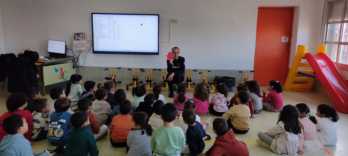 👮<a href="/policia_localML/">Policia Local de Melilla</a>
Los alumnos del CEIP Juan Caro recibieron hoy clases de Educación Vial.
Forma parte de la labor para con la ciudadanía melillense de la PL 🚔 y la DGT
Es fundamental que ya en edades tempranas los más pequeños 👧🧒 aprendan normas básicas y muy sencillas 🚦⛔️🚮