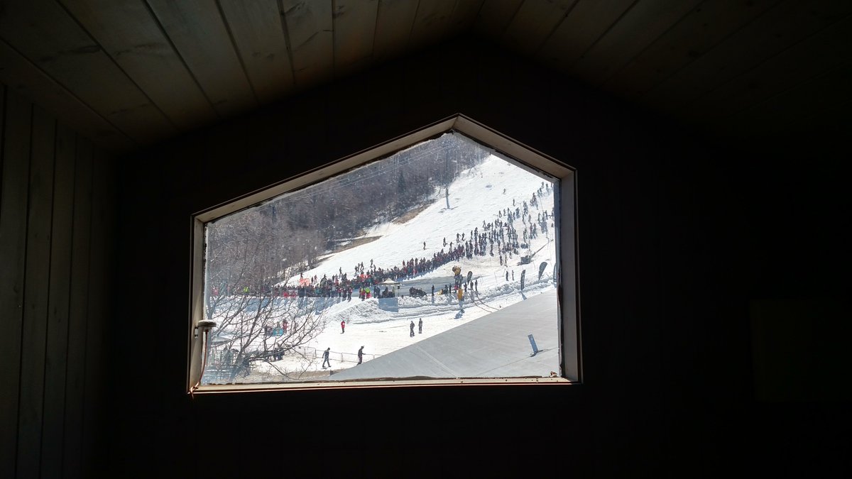 AlbaAdventureNY's tweet photo. Credit goes to @aSuperSkiMom  for this shot.  Another time..  Who can name that window/where?  #skifamily https://t.co/8C5jvZtuSs