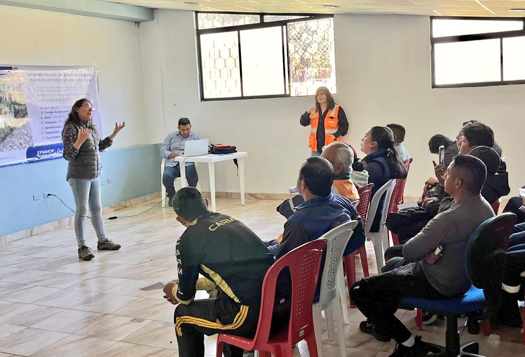 ObrasQuito's tweet photo. 📢#ComunidadInformada | HOY junto a representantes de academias y dirigentes iniciamos con la intervención del #ParqueCarollo.

Estos trabajos incluyen:

🥅Infraestructura deportiva
🚶‍♀️Rehabilitación de camineras
👷Implementación de nuevas áreas

#QuitoRenace
#QuitoQuedaPapelito https://t.co/e0MJPK7tGW