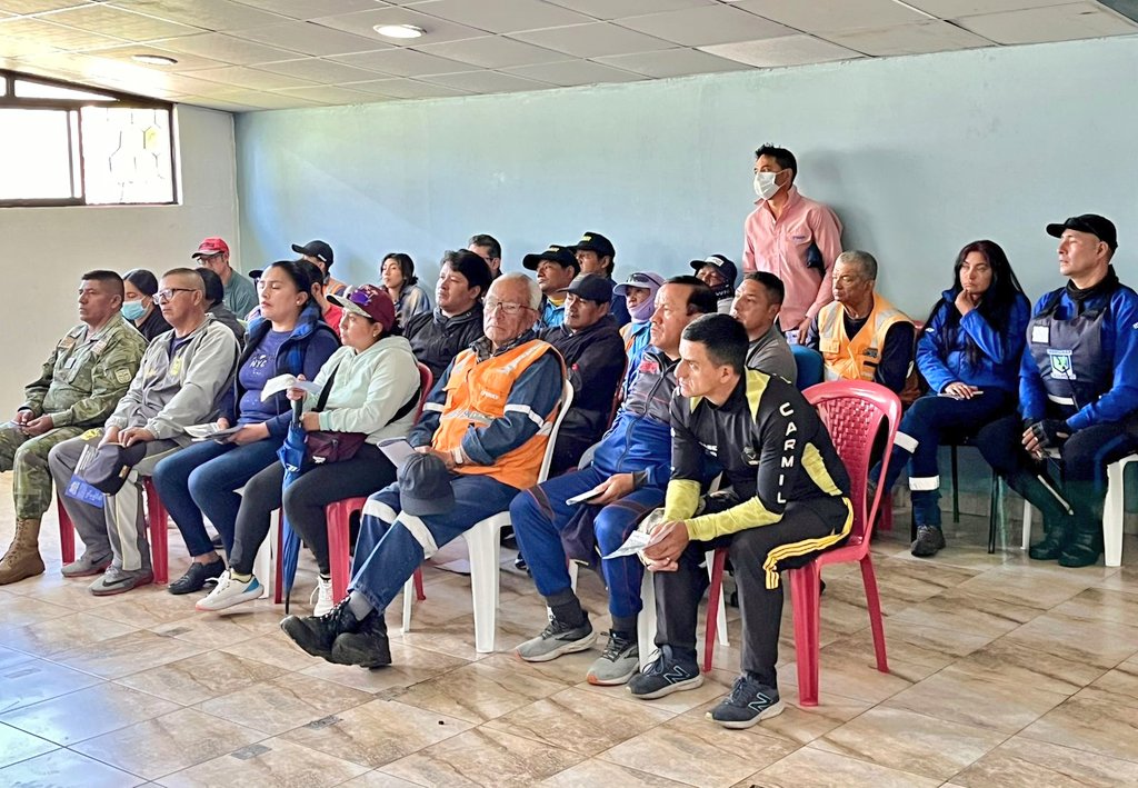ObrasQuito's tweet photo. 📢#ComunidadInformada | HOY junto a representantes de academias y dirigentes iniciamos con la intervención del #ParqueCarollo.

Estos trabajos incluyen:

🥅Infraestructura deportiva
🚶‍♀️Rehabilitación de camineras
👷Implementación de nuevas áreas

#QuitoRenace
#QuitoQuedaPapelito https://t.co/e0MJPK7tGW