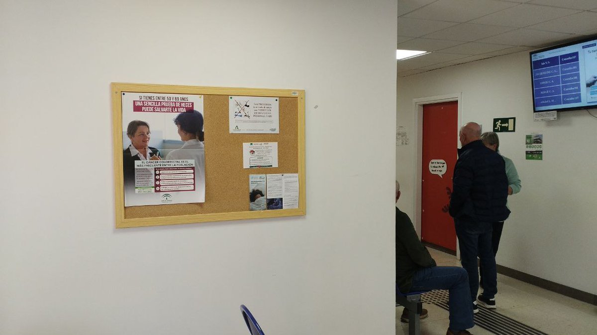 AsociacionPEM's tweet photo. ‼️Nuestros socios nos están haciendo llegar muy buenas noticias ‼️👉 Están llevando los dípticos informativos sobre la #EncefalomielitisMiálgica (elaborados junto con la @SEMG_ES) a sus médicos y poniendo pósters ℹ️ en tablones de Centros de Salud y Hospitales. La mayoría de los médicos están agradeciendo mucho la información y muchos de ellos están pidiendo ejemplares para dar a sus colegas de profesión. 
No podemos estar más contentos 😄 y agradecidos 🤗💙
#EncefalomielitisMiálgica #MyalgicEncephalomyelitis
