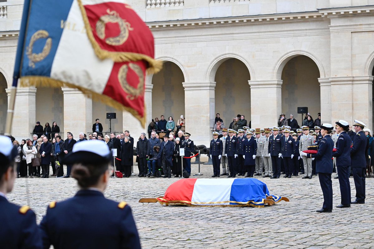 Armees_Gouv's tweet photo. Adieu général
 
Aujourd’hui, dans la Cour d’honneur des Invalides, un dernier hommage a été rendu à Valérie André : une légende de l’armée 🇫🇷

Médecin militaire, parachutiste, pilote d’hélicoptère, cette pionnière fut la première femme à accéder au grade de général en France. 

📸 © Lara Priolet - ECPAD - Défense