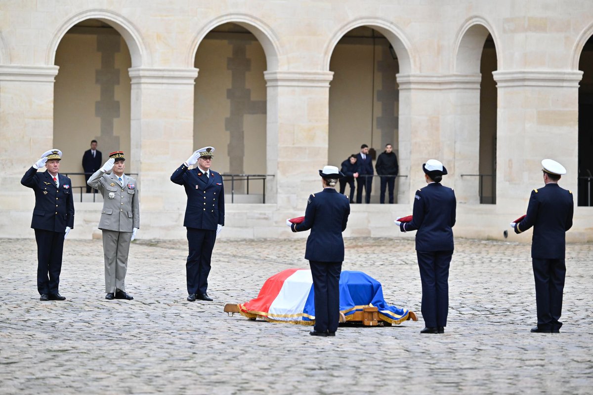 Armees_Gouv's tweet photo. Adieu général
 
Aujourd’hui, dans la Cour d’honneur des Invalides, un dernier hommage a été rendu à Valérie André : une légende de l’armée 🇫🇷

Médecin militaire, parachutiste, pilote d’hélicoptère, cette pionnière fut la première femme à accéder au grade de général en France. 

📸 © Lara Priolet - ECPAD - Défense