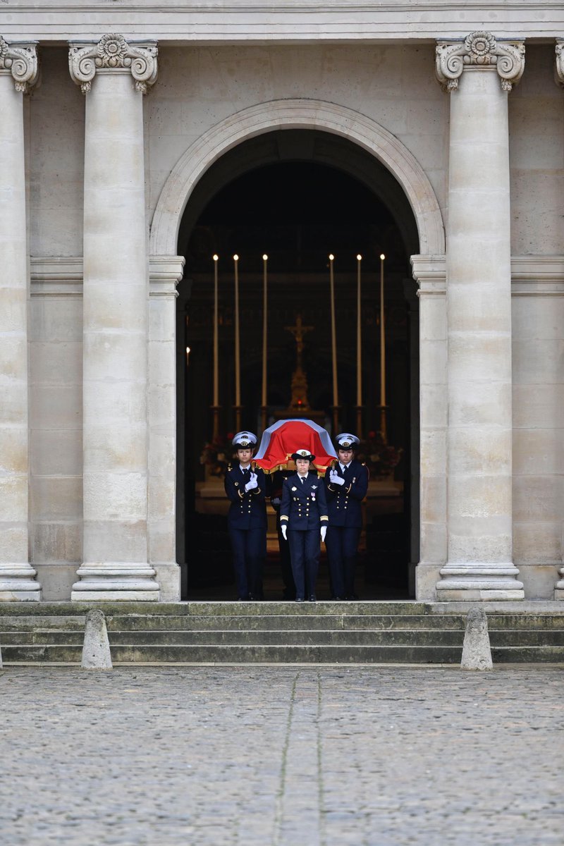 Armees_Gouv's tweet photo. Adieu général
 
Aujourd’hui, dans la Cour d’honneur des Invalides, un dernier hommage a été rendu à Valérie André : une légende de l’armée 🇫🇷

Médecin militaire, parachutiste, pilote d’hélicoptère, cette pionnière fut la première femme à accéder au grade de général en France. 

📸 © Lara Priolet - ECPAD - Défense