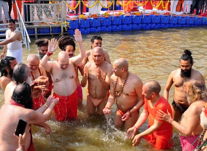 navratanlalydv's tweet photo. गृह मंत्री देश में बहुत हुए होंगे,
लेकिन इस बात में कोई संदेह नहीं है कि,
जो ताकत, रुतबा और पॉवर अमित शाह जी क़ो 
हासिल है,

वैसी ताकत कई प्रधानमंत्रियों क़ो भी ना रही होगी,
अब इस तस्वीर में ही देखिए,
हर कोई गृह मंत्री जी क़ो प्रभावित करना चाह रहा है, https://t.co/qwiXNofvGj