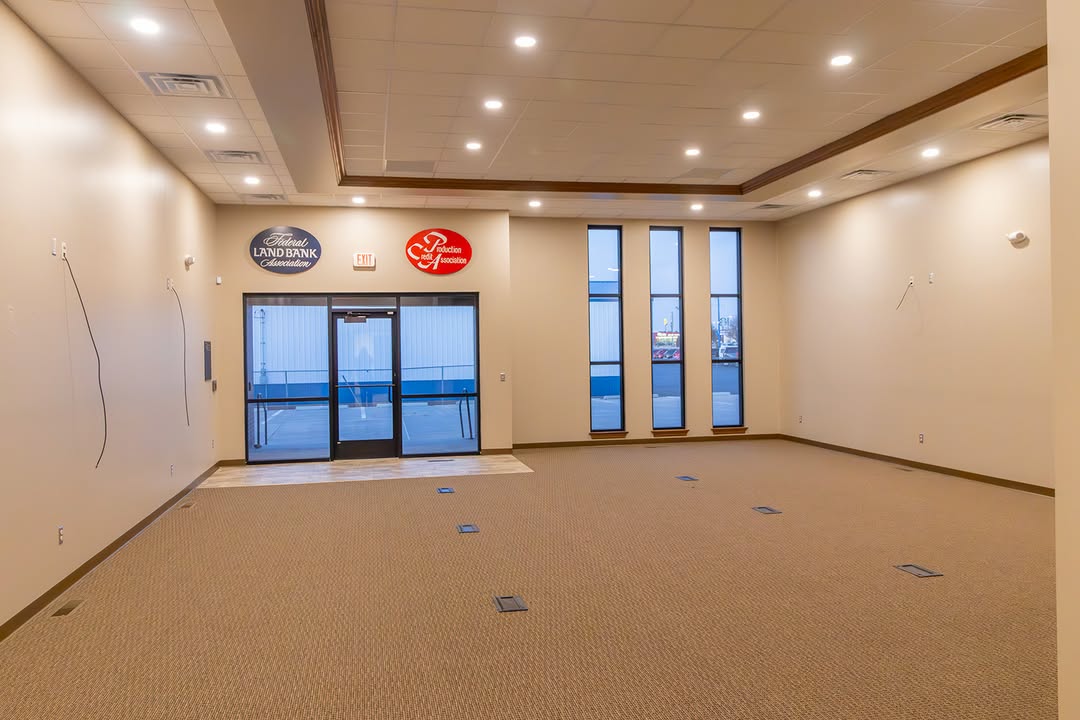 Transform your business presence with this updated 𝟏𝟑,𝟎𝟕𝟎± 𝐬𝐪 𝐟𝐭 professional hub in 📌 Hays! This prime location features 20+ private offices, sleek executive suites, and a granite-finished kitchen ready for your team.

✅ High-visibility location
✅ Tech-ready