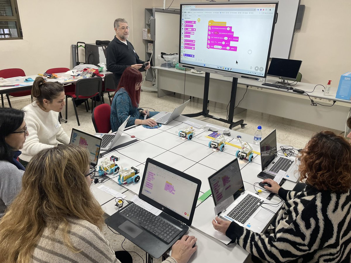cprtrujillo's tweet photo. Espectacular tarde de “Robótica educativa para el aula” en el C.P.R. de Trujillo con Fran Cajaraville y lego education. !Que divertido es aprender programación y robótica educativa! https://t.co/joFjCDRWSf