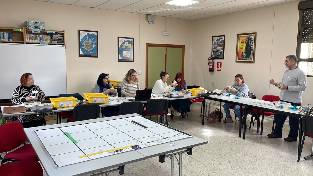 cprtrujillo's tweet photo. Espectacular tarde de “Robótica educativa para el aula” en el C.P.R. de Trujillo con Fran Cajaraville y lego education. !Que divertido es aprender programación y robótica educativa! https://t.co/joFjCDRWSf