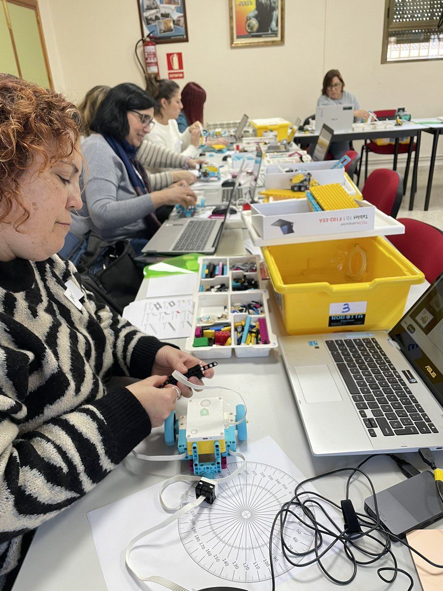 cprtrujillo's tweet photo. Espectacular tarde de “Robótica educativa para el aula” en el C.P.R. de Trujillo con Fran Cajaraville y lego education. !Que divertido es aprender programación y robótica educativa! https://t.co/joFjCDRWSf