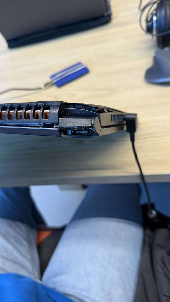 suuslighthouse's tweet photo. @Arriva_NL 
Ik kan jullie zeker geen factuur sturen van de reparatie van mijn laptop die kapot is gegaan omdat vanochtend een van jullie buschauffeurs zo enthousiast een bocht door ging dat zowel ik als mijn tas van de stoel vlogen…? https://t.co/E1arOqBP7K