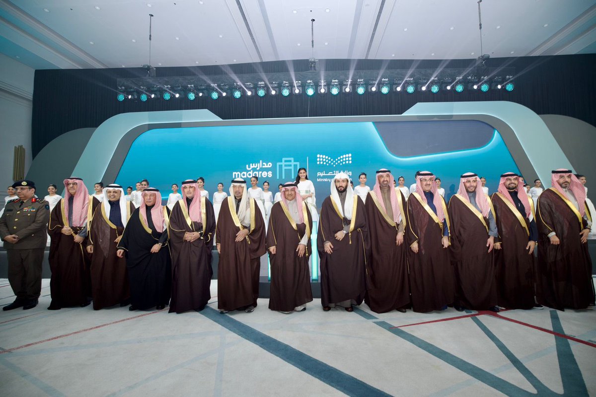 وزير التعليم يدشن #منصة_مدارس؛ لدعم وتمكين التعليم الخاص، وتقديم حلول نوعية للمستثمرين، وذلك بحضور ومشاركة عدد من أصحاب المعالي، والمستثمرين والمسؤولين والقيادات التعليمية.