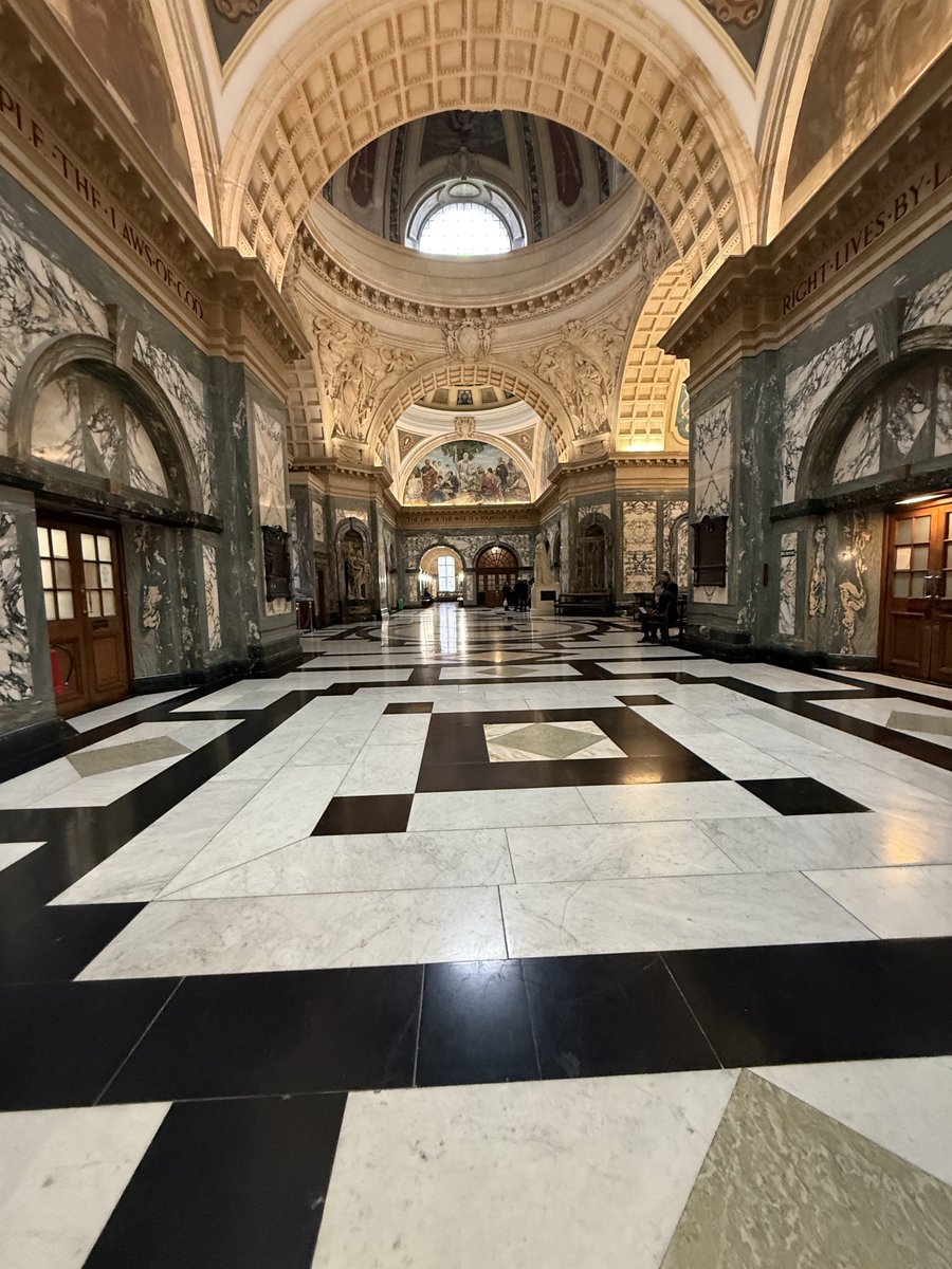 The older part of the Old Bailey is magnificent. The public and press enter through a different route so only legal professionals, witnesses and family can see the main areas.