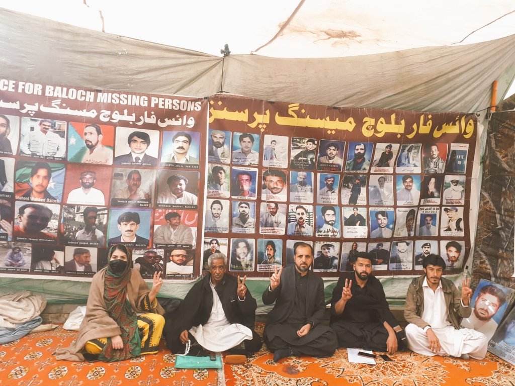 BalochBYC's tweet photo. بلوچستان میں جبری گمشدگیوں کے خلاف وائس فار بلوچ مسنگ پرسنز کے قائم احتجاجی کیمپ کو کوئٹہ پریس کلب کے سامنے 5712دن مکمل ہوگئے ،کوئی پوچھنے والا نہیں ؟
#EndEnforcedDisappearances https://t.co/hk1Lsl3lLP