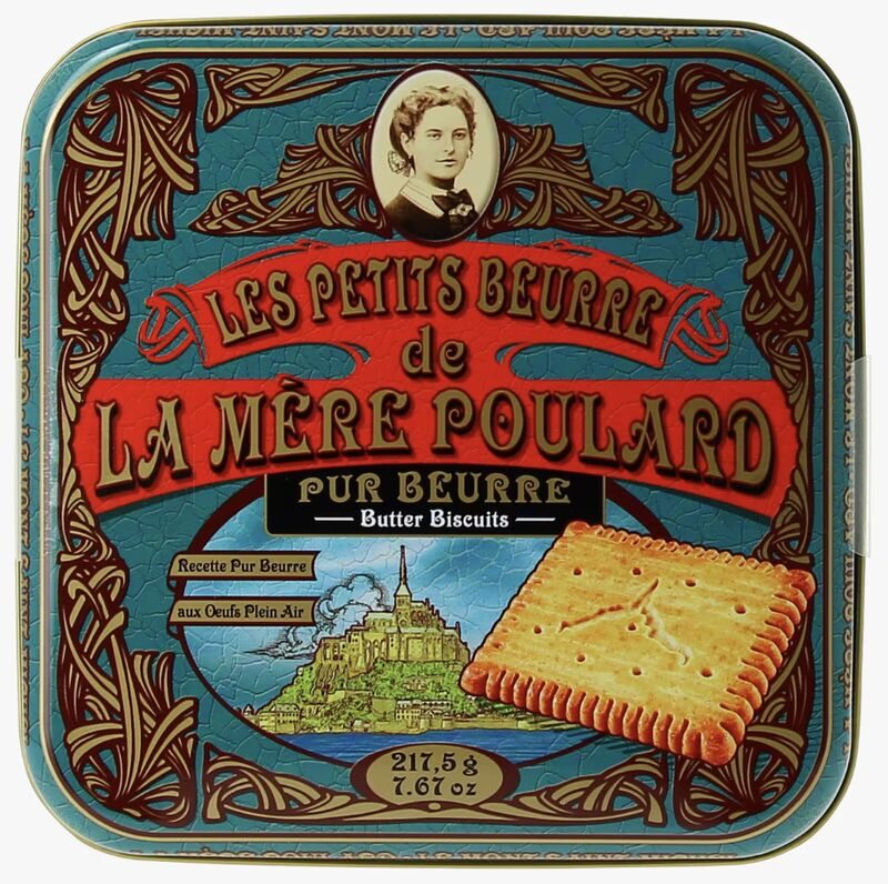 parrhesiaste_fr's tweet photo. Hallucinant. Ce pays est FOU, les amis. FOU :
L’impossible 100 % d’origine française

"L'absurdité de notre système économique : le cas du beurre utilisé pour les bons biscuits de la Biscuiterie La Mère Poulard...

Du beurre, elle en utilise 70 tonnes par mois... Et du beurre, il n'en manque pas à proximité sur ce territoire d'ille et Villaine à cheval sur la Bretagne et la Normandie...

Et pourtant aucune laiterie n'a voulu s'engager sur le montant de commande de la Biscuiterie La Mère Poulard.
Et d'après l'entreprise, ce n'est pas une question de prix...

Résultat : il a fallu faire appel à un négociant des 𝗣𝗮𝘆𝘀 𝗕𝗮𝘀 qui vend du beurre congelé pour produire nos bons biscuits français.

𝗠𝗮𝗶𝘀 𝗹𝗲 𝗺𝗲𝗶𝗹𝗹𝗲𝘂𝗿 𝗻'𝗲𝘀𝘁 𝗽𝗮𝘀 𝗹𝗮̀ :
En regardant sur les étiquettes du beurre utilisé, la Mère Poulard s'est aperçue qu'ils venaient de Condé-sur-Vire, 𝗮̀ 𝗺𝗼𝗶𝗻𝘀 𝗱𝗲 𝟵𝟬 𝗸𝗺 𝗱𝗲 𝘀𝗼𝗻 𝘀𝗶𝘁𝗲 !

«Cela signifie qu’il a voyagé pour être congelé aux Pays-Bas, avant de revenir en Bretagne décongelé», déplore Sébastien PAUTREL, directeur général de l’entreprise. 

« Nous faisons de gros efforts sur le plan environnemental, nous réduisons par exemple de 3mm l'épaisseur du carton de nos emballages et à côté de ça, notre beurre local doit parcourir 2 000 km avant d’arriver chez nous ».

Solution pour demain : recréer des 𝗳𝗶𝗹𝗶𝗲̀𝗿𝗲𝘀 𝗹𝗼𝗰𝗮𝗹𝗲𝘀 et apprendre à travailler en 𝗰𝗼𝗼𝗽𝗲́𝗿𝗮𝘁𝗶𝗼𝗻 (peut être plusieurs laiteries par exemple).

𝗣𝗼𝘂𝗿 𝗹'𝗲́𝗰𝗼𝗻𝗼𝗺𝗶𝗲 𝗱𝗲 𝗱𝗲𝗺𝗮𝗶𝗻, 𝘁𝗿𝗮𝘃𝗮𝗶𝗹𝗹𝗲𝗿 𝗲𝗻 𝗹𝗼𝗰𝗮𝗹 𝗰'𝗲𝘀𝘁 𝗰𝗮𝗽𝗶𝘁𝗮𝗹 !"

(je cite ici un résumé fait par Philippe Nantermoz sur Linkedin, qui me semble avoir cité l'article ci-dessous de Front Populaire)