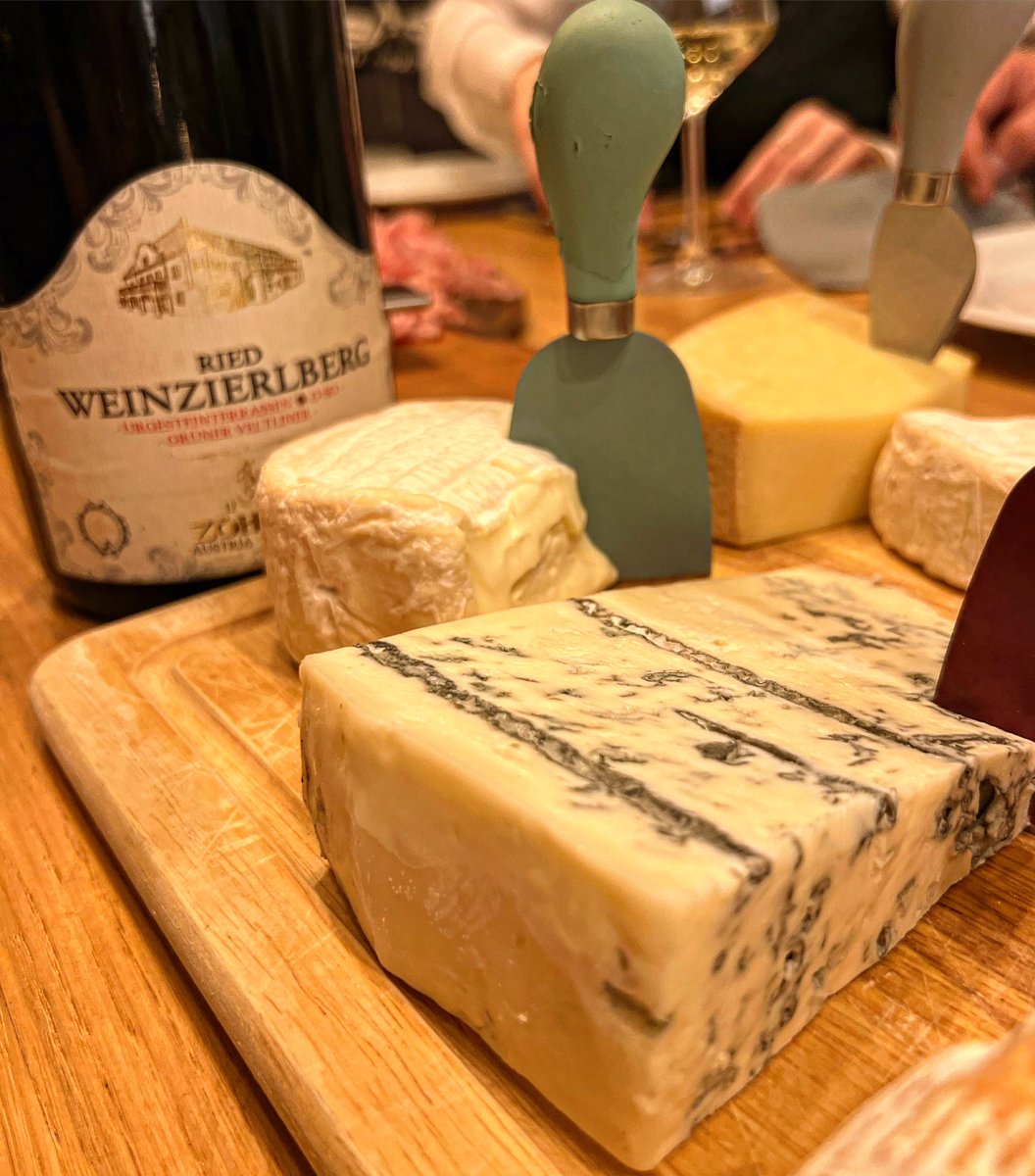 ToniZoehrer's tweet photo. Cheese &amp; wine - is always fine! 🥂🧀
.
.
Ried Weinzierlberg - Kremstal dac, Grüner Veltliner 
https://t.co/EINBuh8Rg9 https://t.co/98CkPghZPN