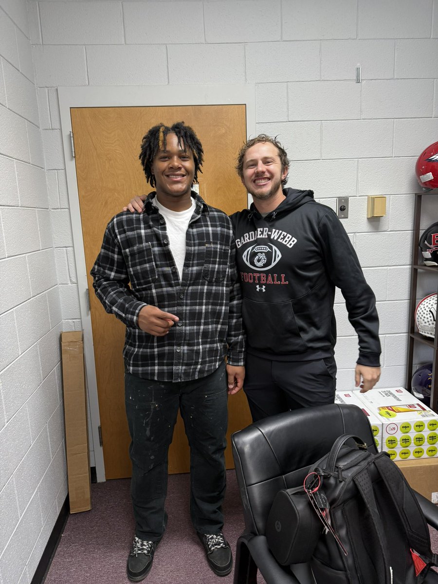 CoachVeraldi's tweet photo. Awesome visit with @Coach__Russ & future dawg @Zalen_Watkins1 🔥🔥🔥
#DawgPound25 https://t.co/mVsCTdukkV