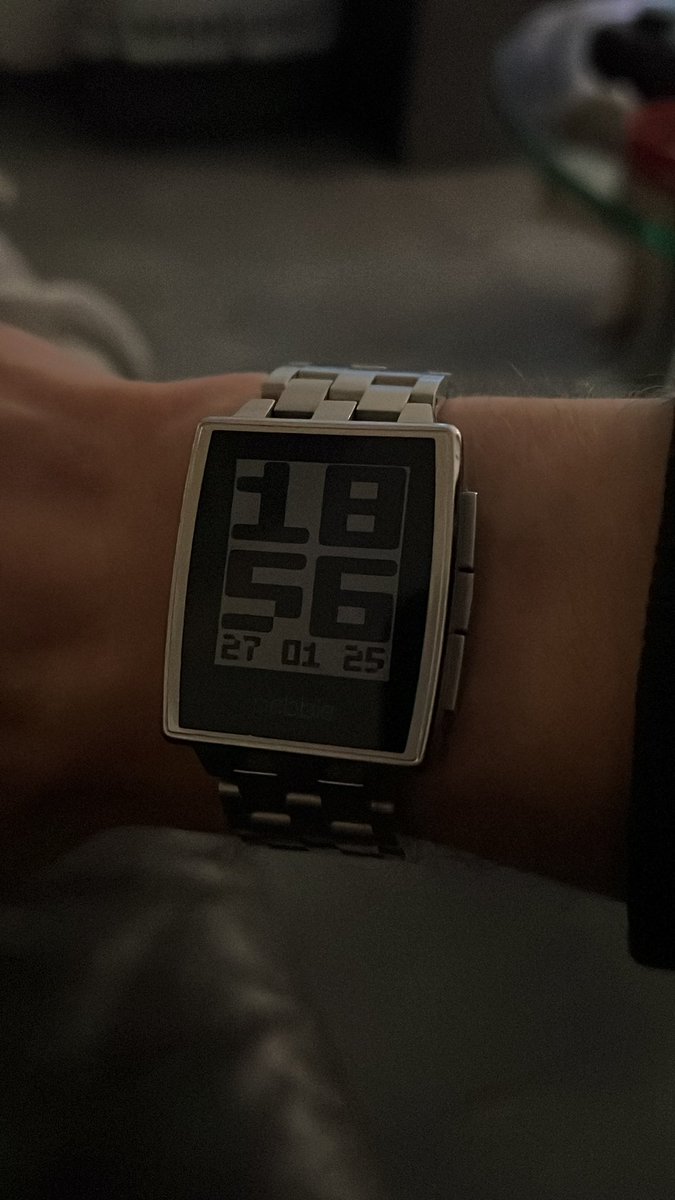 dareal68's tweet photo. @Pebble Yup with a new battery 👌 https://t.co/MRotgESL2o