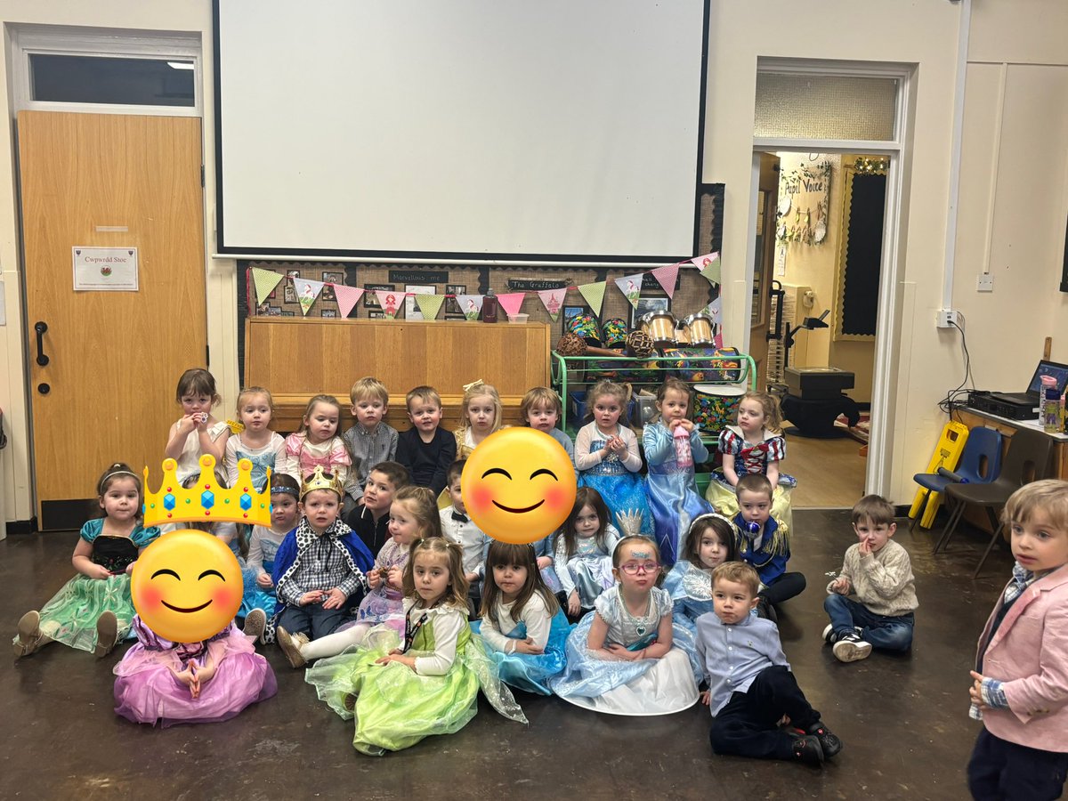 MrsJamesBHPS's tweet photo. #NurseryBHPS showed an interest in princesses. Two weeks later after emailing the headmaster for permission, making bar charts to discover what sandwiches were the favourite, decorating my dress and table cloths . On Thursday we had our own royal ball. @BeaufortHillPri #childled https://t.co/m3Q1iUprSY