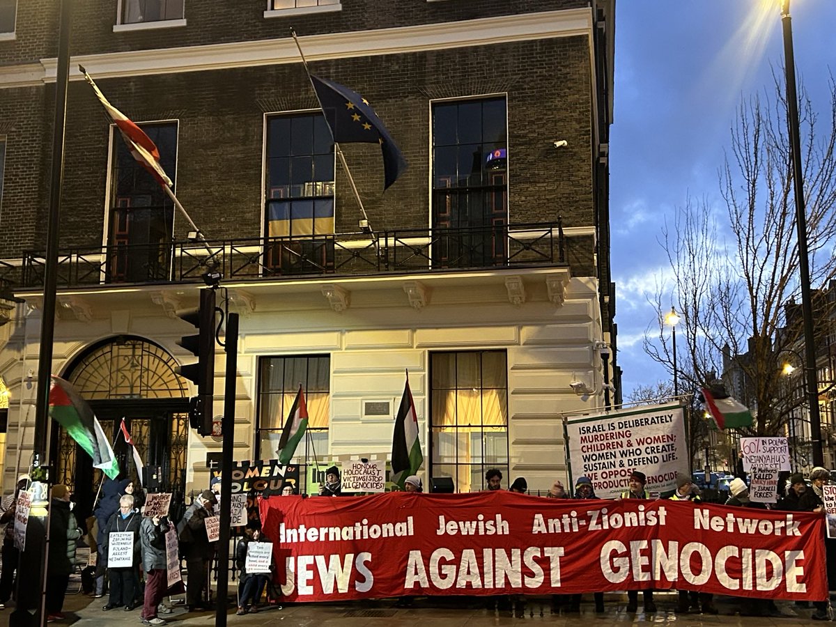 #HolocaustMemorialDay
Outside the Polish Embassy this evening
