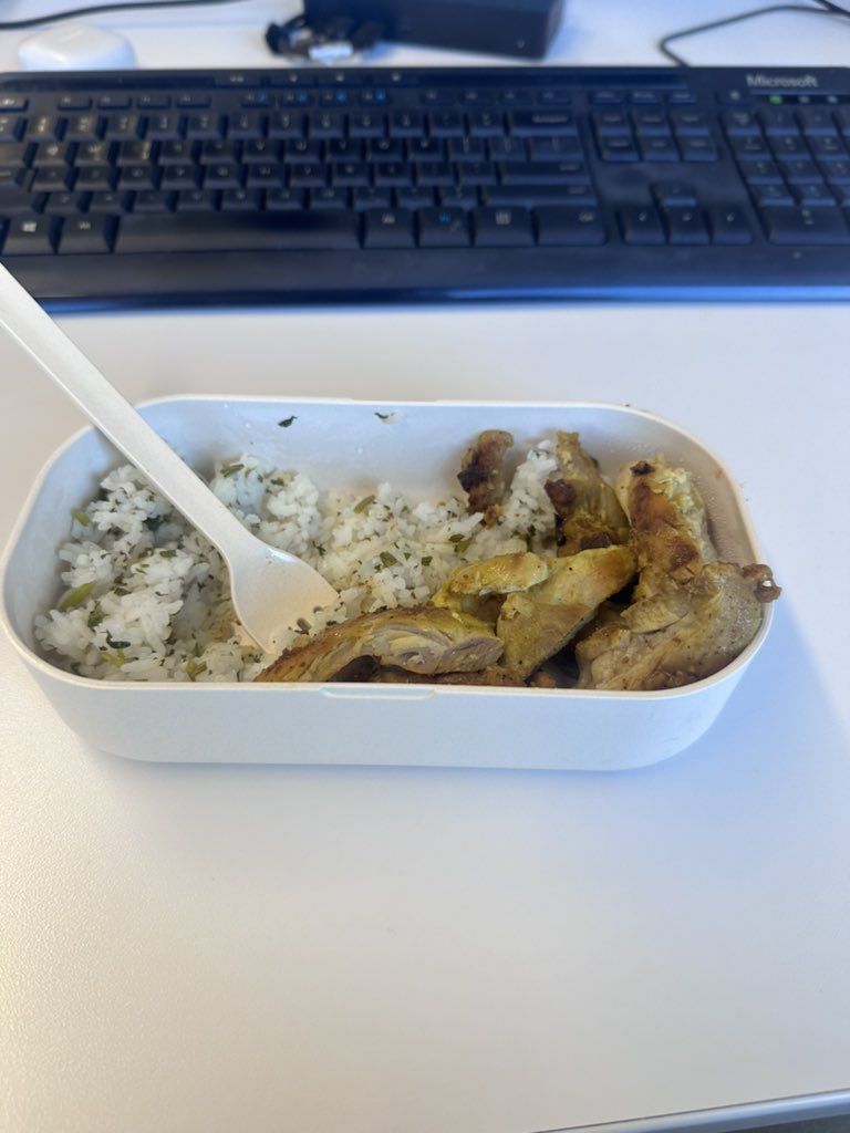 Hsmith3168's tweet photo. A white boy can only be measured by how deep his chicken and rice bag is https://t.co/9BigLpng59