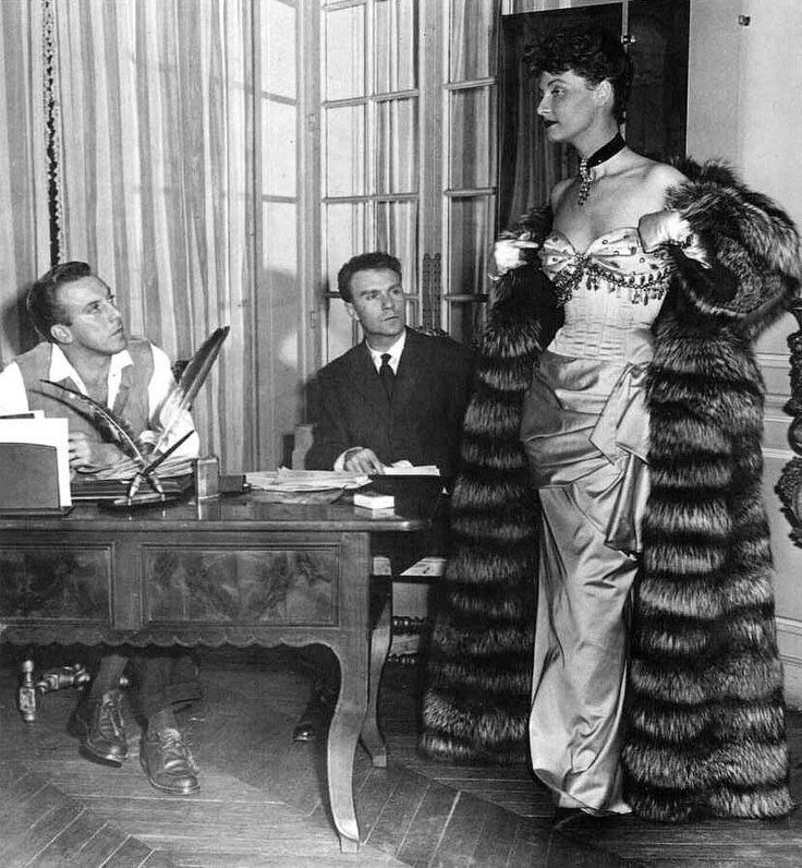 Daniel Roseberry continúa su cruzada personal por la Alta Costura de mitad del siglo pasado para la colección primavera 2025 de Schiaparelli Couture. En este caso, yo he visto Jacques Fath primavera de 1948, pero estoy seguro de que hay mil cosas más.