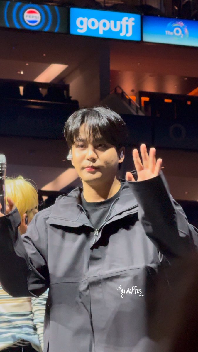giwaffes's tweet photo. soundcheck jongho 🥰
#ATEEZinLondon 
#JONGHO #종호 https://t.co/4lFgNnCL9h