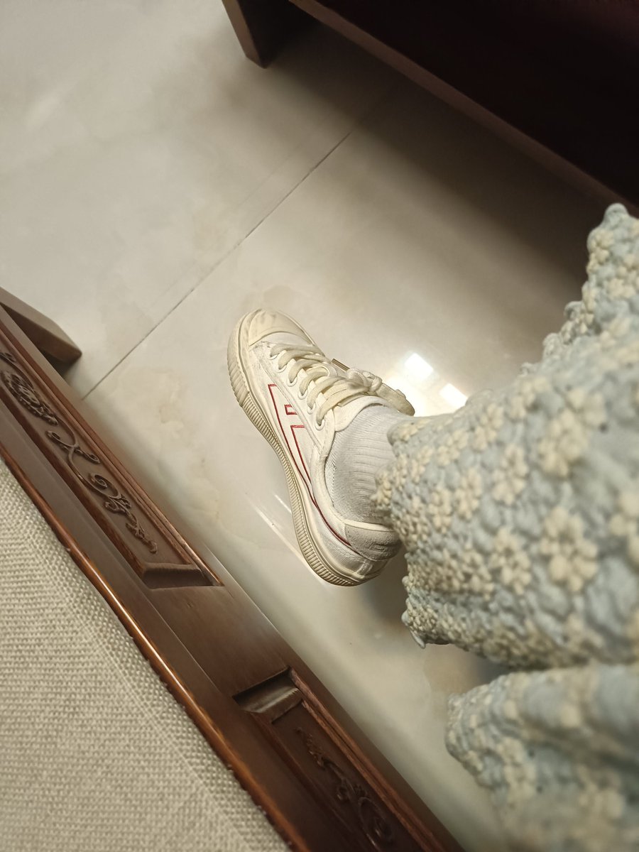 XW0923's tweet photo. 脚下之奴? https://t.co/BwJQTDIg4W