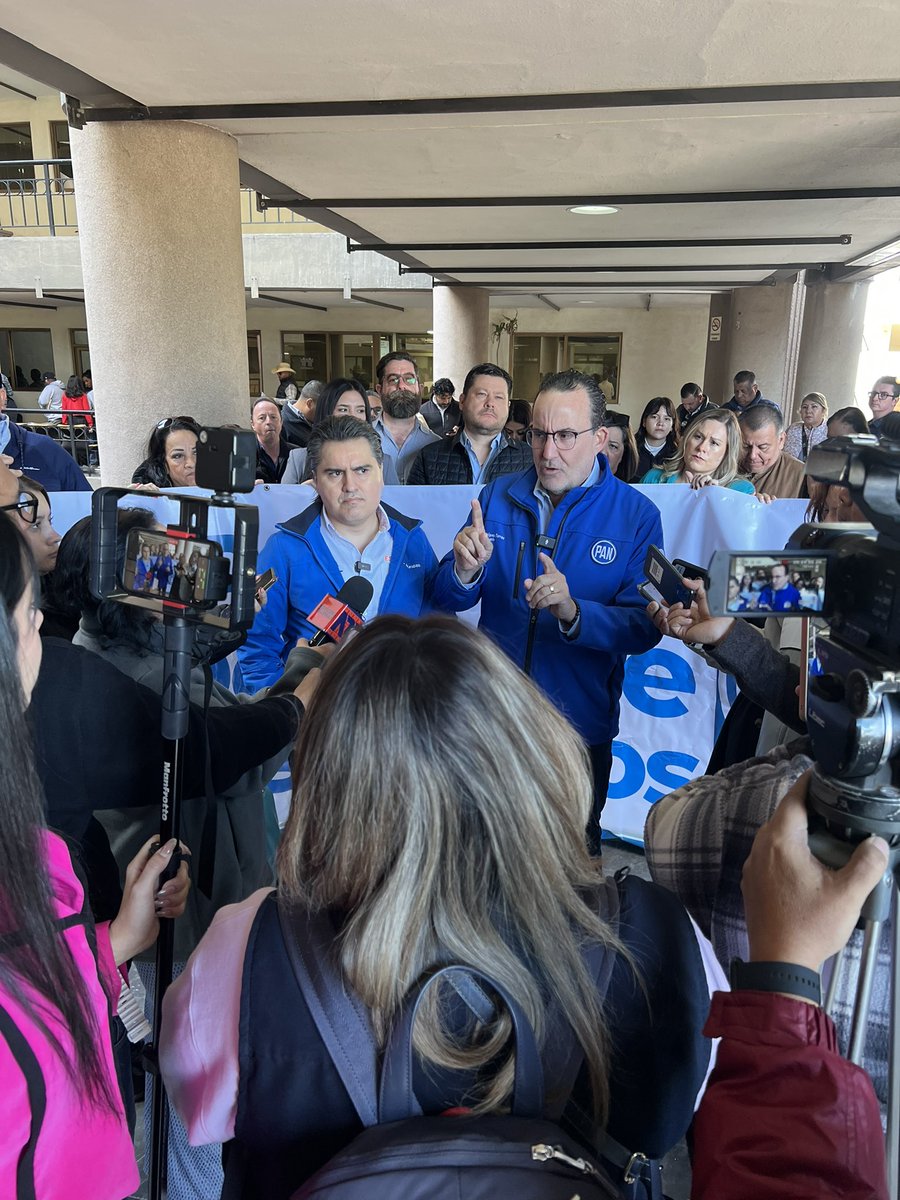 GildardoReal's tweet photo. En compañía de nuestro diputado federal @arodriguezt01 regidores y liderazgos panistas nos unimos a protesta nacional desde las instalaciones del INFONAVIT en Sonora levantando la voz por las y los sonorenses: ¡los ahorros de los trabajadores no se tocan!

La reforma de Morena al Infonavit es un ataque directo al patrimonio de quienes luchan por una vivienda digna. 

No permitiremos que centralicen y malgasten el dinero que no les pertenece. #ElPANEstáAquí #PANDefiendeTusAhorros