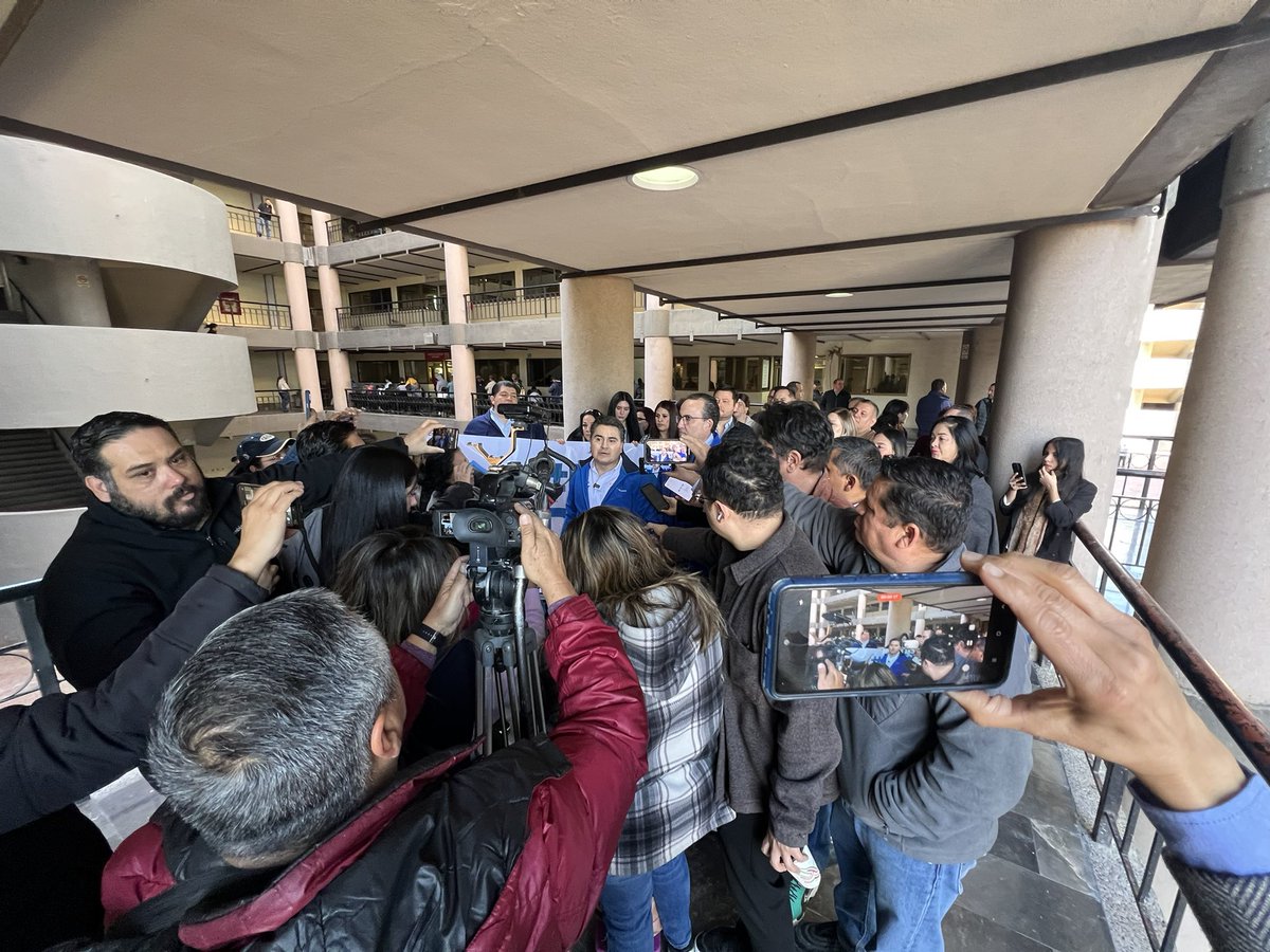GildardoReal's tweet photo. En compañía de nuestro diputado federal @arodriguezt01 regidores y liderazgos panistas nos unimos a protesta nacional desde las instalaciones del INFONAVIT en Sonora levantando la voz por las y los sonorenses: ¡los ahorros de los trabajadores no se tocan!

La reforma de Morena al Infonavit es un ataque directo al patrimonio de quienes luchan por una vivienda digna. 

No permitiremos que centralicen y malgasten el dinero que no les pertenece. #ElPANEstáAquí #PANDefiendeTusAhorros