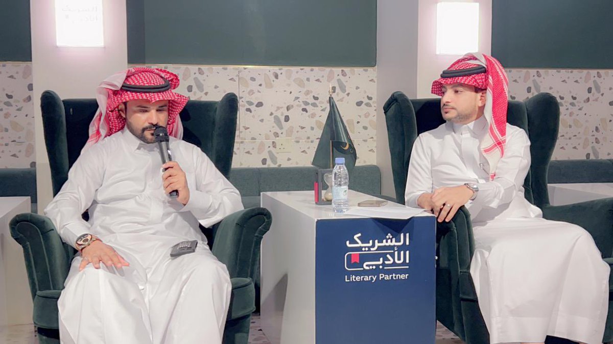 mjd_alwatan's tweet photo. يحدث الآن 

بتغطية إعلامية من صحيفة مجد الوطن 
وضمن الأنشطة الثقافية التي يقدمها ( الشريك الأدبي )  الشاعر علي محمد حلوش في حوارات  شعرية عن "  شجن القوافي  "  في مقهى مخمل الشريك الأدبي بمحافظة بيش يحاوره الشاعر والأديب مهدلي عارجي 
 وسط حضور عدد من ،.الشعراء والأدباء والإعلاميين والمهتمين بهذا المجال