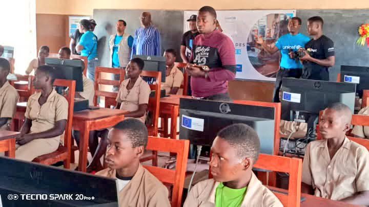 51 établissements d'ES des de l'Alibori-Atacora-Borgou-Donga-Littoral-Zou bénéficient de + de 1500 mobiliers, 550 micro-ordinateurs, 650 onduleurs, 40 imprimantes, 40 projecteurs, 40 écrans de projection et des dispositifs de connexion internet. Un projet du MESTFP / UNICEF.
#KYC