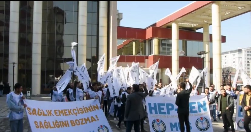 Muş İl Sağlık Müdürlüğü’ne Sesleniyoruz:

Kamu makamlarında sendikal ayrımcılığın yapıldığı, yöneticilerin görevini kötüye kullanmak suretiyle sendikal tercihlere müdahale edip sendika temsilciliği yaptığı; özlük birimlerinin sendikalara bilgi sızdırdığı ihbarları almaktayız.