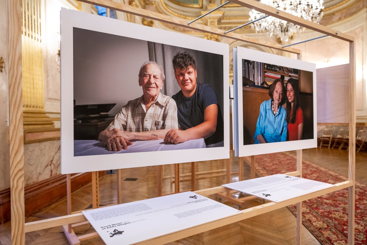 AssembleeNat's tweet photo. 📸 Déporté j'avais ton âge, une histoire européenne: d'anciens déportés posent aux côtés d'enfants de l’âge qu'ils avaient lors de leur déportation.

Une exposition de Karine Sicard Bouvatier, pour les 80 ans de la libération des camps de concentration
📲 https://t.co/yKqU6buuoi https://t.co/4pCDbId1Cq