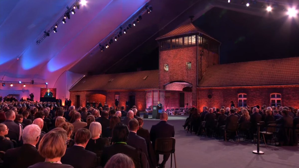 Sobrecogedor acto de conmemoración del 80º aniversario de la liberación del campo de concentración y exterminio de Auschwitz-Birkenau, al que he asistido junto con SSMM los Reyes.

Qué necesaria es la MEMORIA para no repetir el horror. 

#MemoriaEsDemocracia
#EspañaEnLibertad