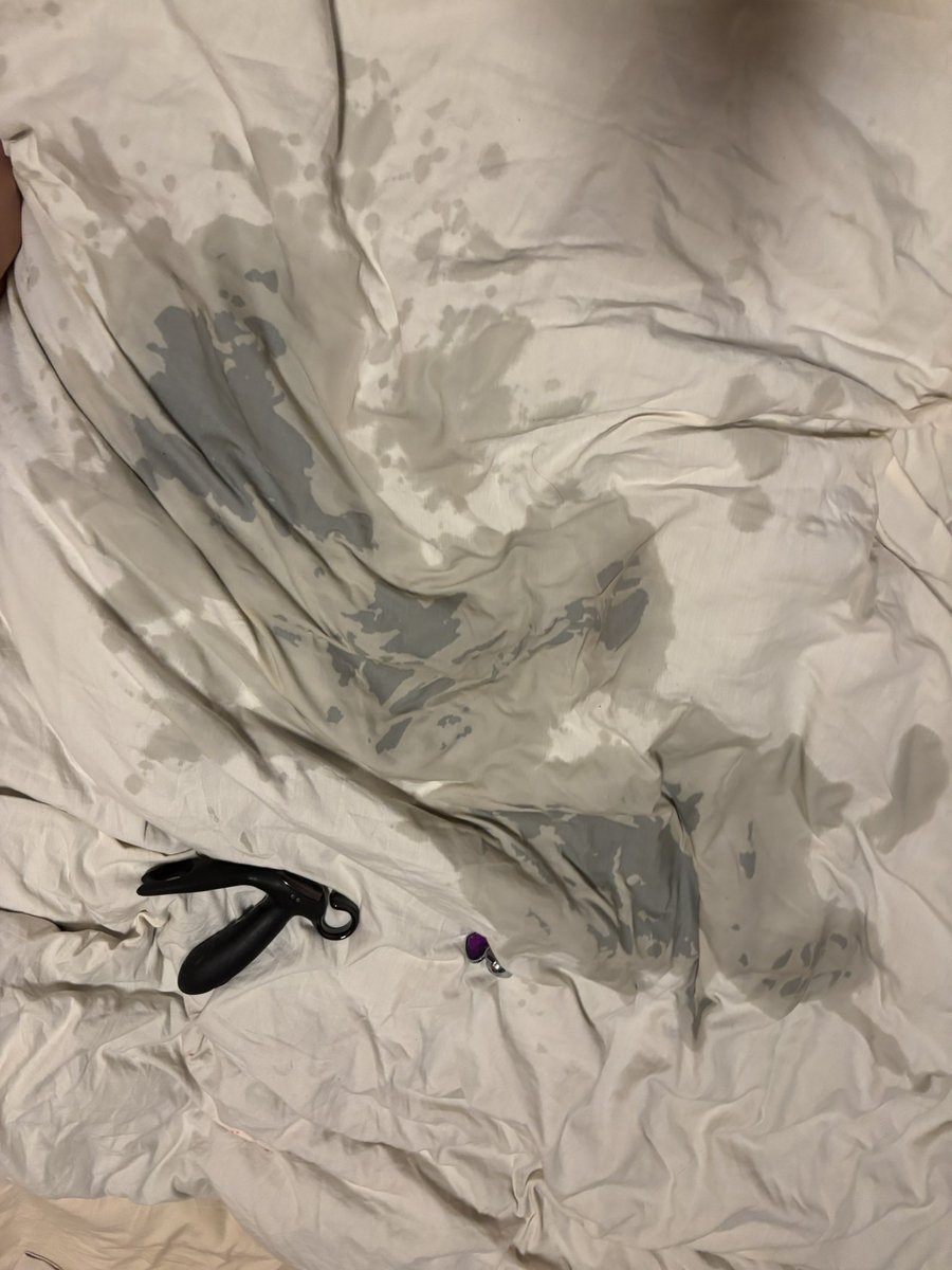 sausalitoxx's tweet photo. 今晚女朋友好有貨
用手輕輕摸就噴左次
唔駛抖再摷之後噴第二次
噴完第二次成個人震曬對腳自己合實曬再比我強行打番開伸隻手指入去再摸多幾下就第三次

噴到被套過曬底落張被度
今晚冇被冚了🥶 https://t.co/BTRep6x8uD