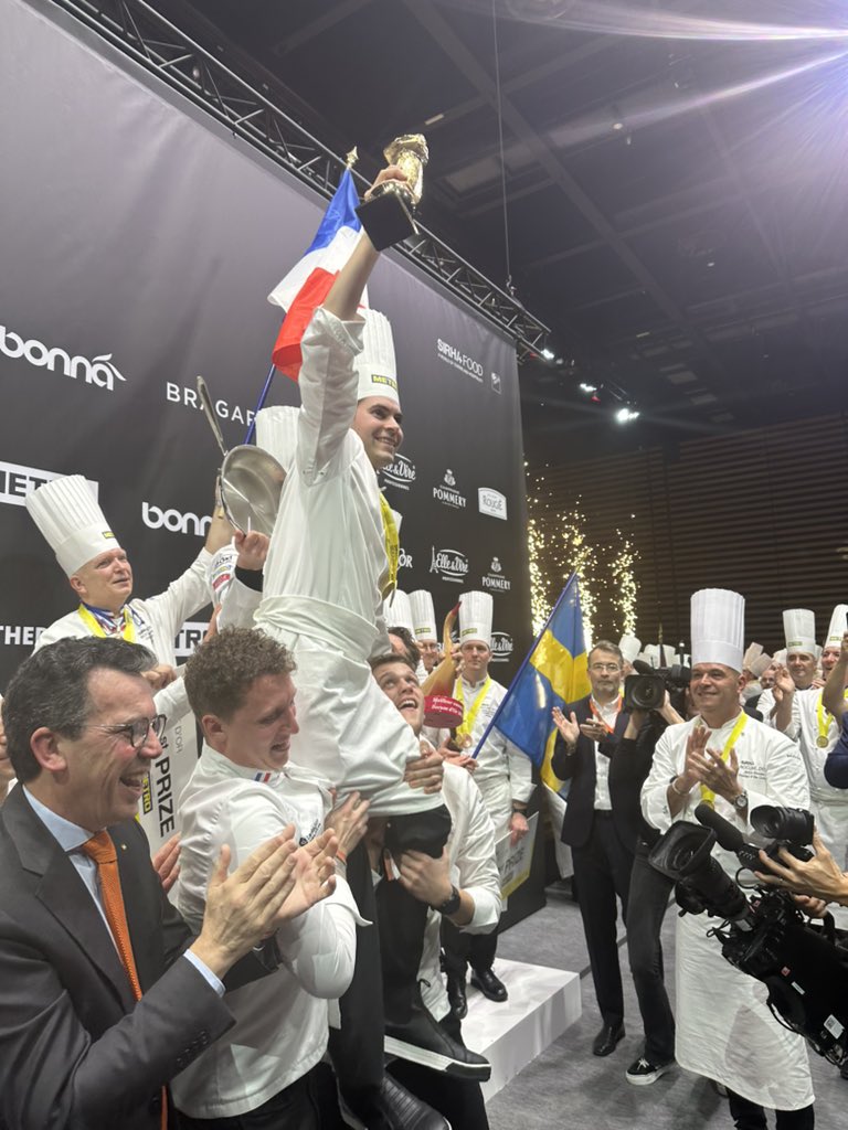 30 ans après son père. Paul remporte son Bocuse d’Or ! 
Bravo à cette belle equipe de France 🇫🇷 #bocusedor