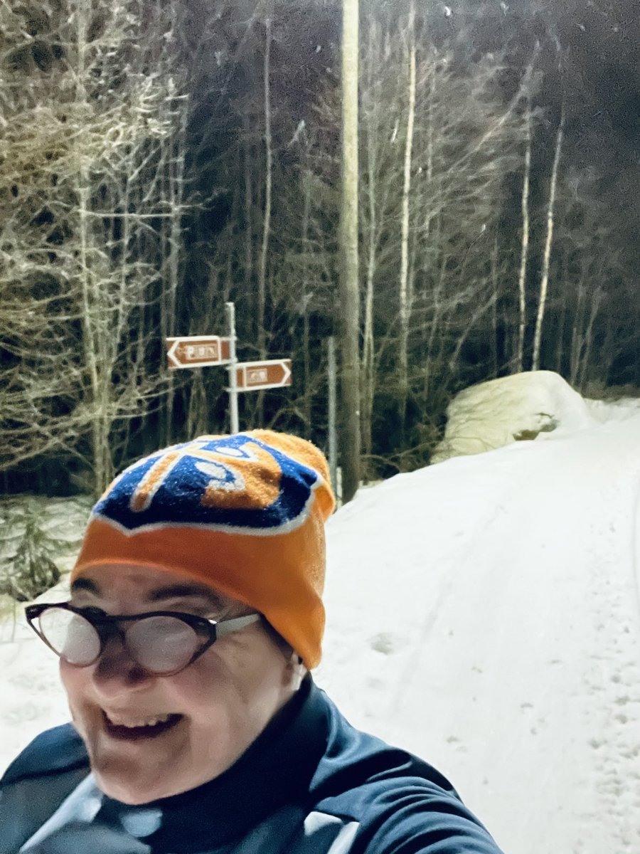 Kyllä ihminen on onnellinen, kun se saa hiihtää. Iltapuhteena 20 km. I 🧡 pertsa.

Hiihtäjä on onnellinen #hiihtokupla #hiihto