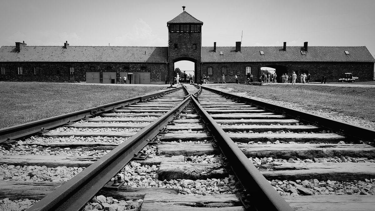#Auschwitz | 4 sapeurs-pompiers parmi les déportés ne sont jamais ressortis d'Auschwitz.
Merci au Commandant Alain Bertolo de la commission histoire de la FNSPF, pour nous transmettre l'héritage du passé.
▶️new.express.adobe.com/webpage/dVWEhj…