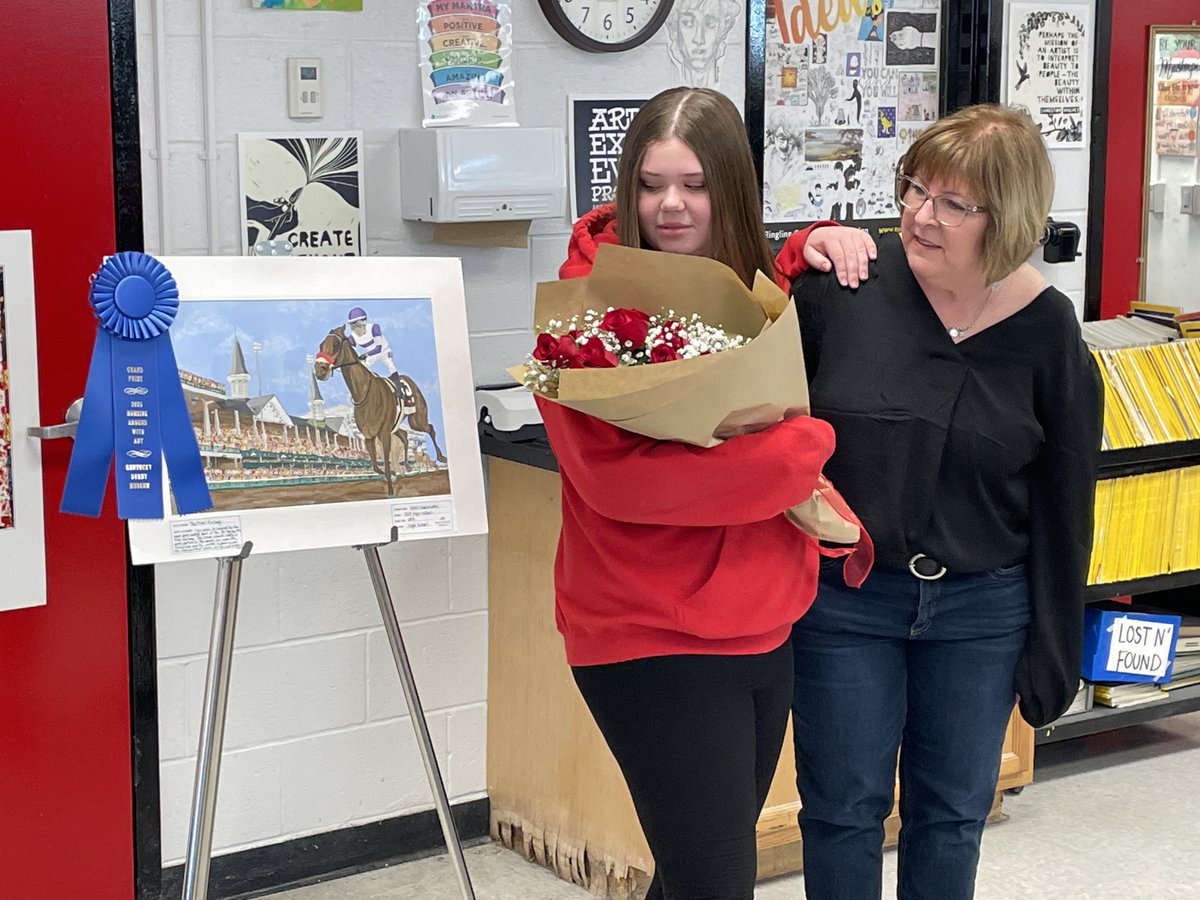 JCPSKY's tweet image. 🏇 HORSING AROUND WITH ART 🎉 | Congratulations to @PRP_Panthers sophomore Kayci Shacklette, grand prize winner of the @derbymuseum's 39th annual Horsing Around With Art competition, presented by WinStar Farm!

Shacklette’s winning artwork, The Final Furlong, will be displayed at…