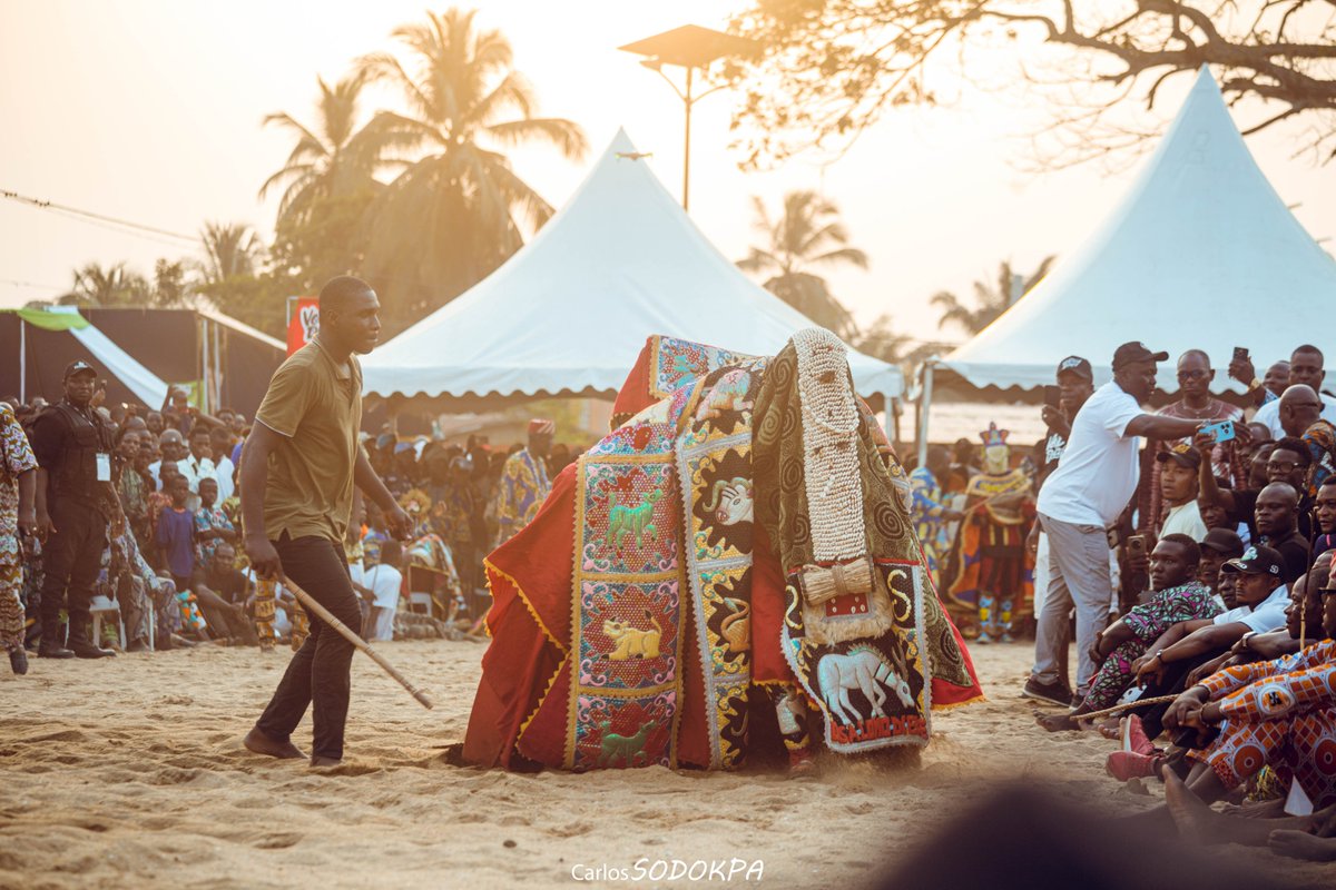CSodokpa's tweet photo. J'ai capturé ces images à la place Maro le Vendredi 10 Janvier au cours des Vodun Days à Ouidah - Bénin.  Crédits photos: @CSodokpa  
#vodundays #carlossodokpa #photography #vodun #egungun #danse #spectacle #parade https://t.co/OSRD5OEXnM