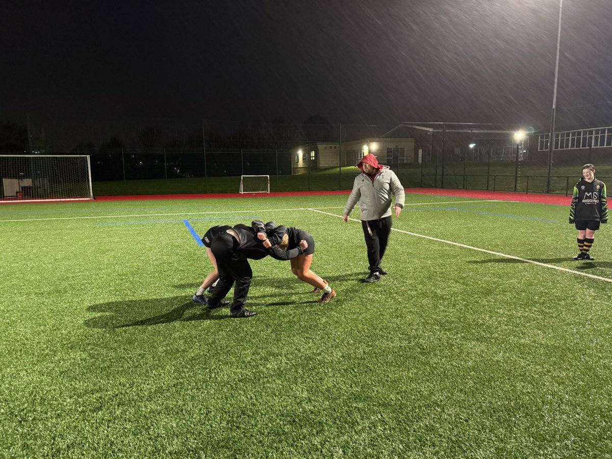 𝑮𝒊𝒓𝒍𝒔 𝑼16𝒔 𝑬𝑷𝑷🔵

Good numbers again this evening in very cold and wet conditions at Blackwood Comp! 

Looking forward to seeing this group play next Monday in our In-House Games playing opportunity 🏉🫡

#MonmouthshireEPP | #MerchedYnRygbi