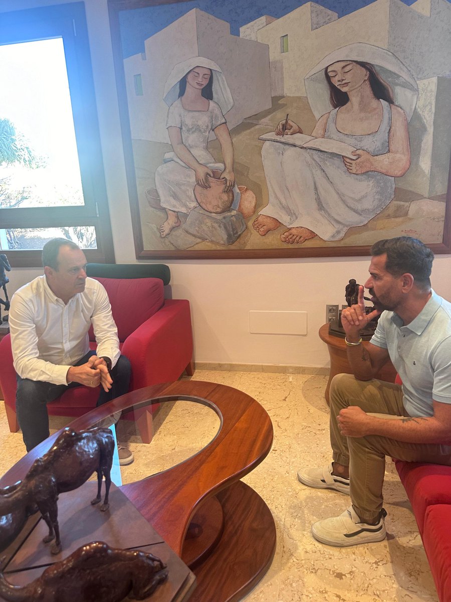 ManuelArtilesTV's tweet photo. ECUENTRO con @oscarhdezsuarez alcalde de Agüimes mi pueblo natal dónde inicié mi carrera.
Tuve la oportunidad  de avanzar proyectos que emprendemos en @mirametvcom  este año en el que celebramos el 20 ANIVERSARIO, con el COMPROMISO  por una CANARIAS MÁS JUSTA, FUERTE y SOBERANA https://t.co/YlDgJVElDq